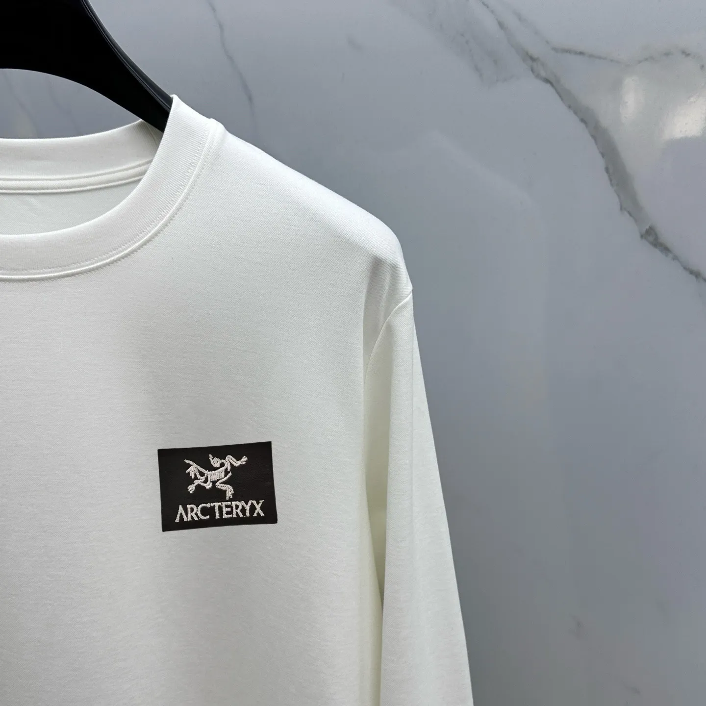 P190 Stonebird 2025 autumn and winter counter new fashion casual bottoming shirt long-sleeved T-shirt, fabric 280 grams Selected imported high-density double yarn 100% cotton fabric, made with exquisite original logo, excellent in comfort and breathability, soft, wrinkle-resistant, elastic and drapey. It is very handsome whether worn alone or as an inner layer. It is in line with men's practical dressing habits and pursues luxury, noble and elegant style, creating extraordinary men's taste. The visual effect is very good, the grade is very high, simple and fashionable, a must-have choice for leisure and business! Size: M-3XL